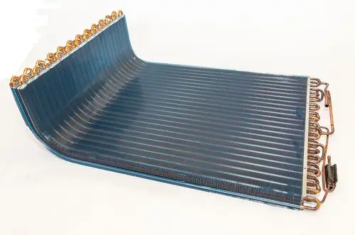 Daikin Wärmetauscher mit einer gebogenen Lamellenoberfläche und Kupferrohren für den Einsatz in Klimaanlagen oder Heizsystemen.